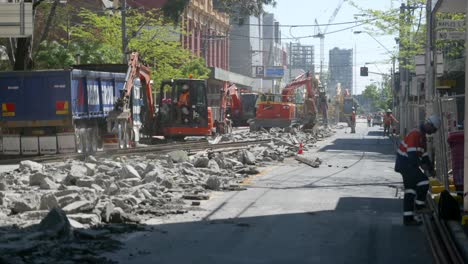 Bagger-Graben-Fahrgassenersatz-Aus-Und-Heben-Alte-Straßenbahnschienen-In-Lastwagen