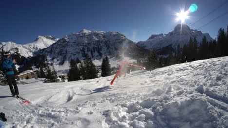 Männlicher-Jugendlicher-Lustiger-Backflip-Scheitert-Auf-Skiern