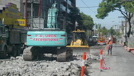 Mehrere-Bagger-Brechen-Und-Graben-Straßenbeton-Aus,-Um-Straßenbahnlinien-Zu-Ersetzen