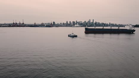 Antena-Del-Centro-De-Vancouver-Durante-La-Puesta-De-Sol-Con-Seabus