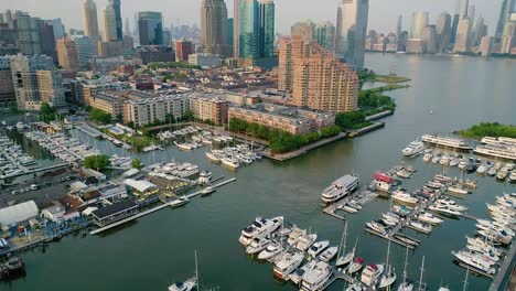 órbita-Aérea-Del-Puerto-Deportivo-En-La-Ciudad-De-Jersey-Que-Revela-El-Horizonte-De-Manhattan-Al-Atardecer