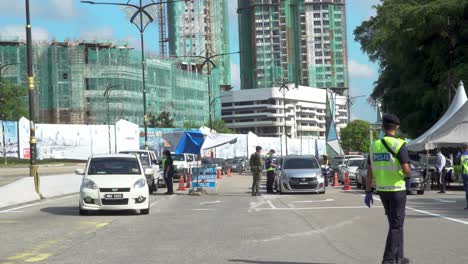 Plano-General-De-Un-Control-De-Carretera-Del-Virus-De-La-Corona-En-Curso