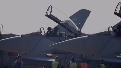 Aviones-Raf-Eurofighter-Typhoon-Estacionados-En-Raf-Coningsby-Lincolnshire-Preparándose-Para-El-Taxi-De-Pista-Y-Los-Ingenieros-De-Servicio-De-Despegue-Vistos,-Así-Como-El-Piloto-Del-Avión