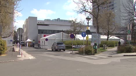 Una-Tienda-De-Campaña-Frente-A-Un-Hospital.