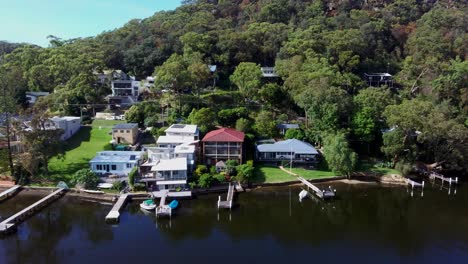 Casas-Frente-Al-Mar-Australiano-En-Woy-Woy-Bay,-Australia