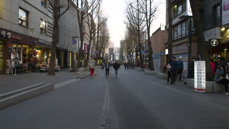 Gente-En-Las-Calles-De-Seúl,-Corea-Del-Sur-Durante-El-Brote-Del-Virus-De-La-Corona.