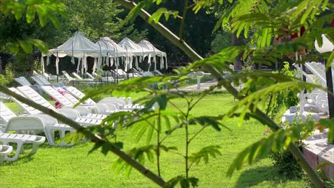 Blick-Auf-Das-Luxuriöse-Spa-Center-Mit-Liegestühlen,-Zelt-Im-Schönen-Und-Ruhigen-Grünen-Garten