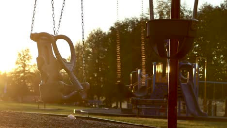 Leere-Kinderschaukel-Schaukelt-Im-Abendlicht