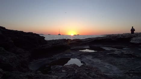 Hombre-Contemplando-La-Puesta-De-Sol-En-Ibiza