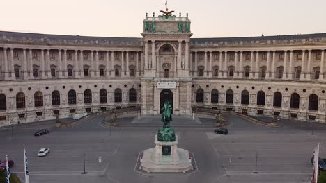 Una-Suave-Escena-Aérea-Muestra-Uno-De-Los-Edificios-Más-Famosos-De-Viena.