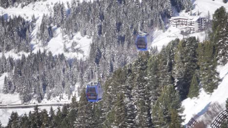 Kultige-Seilbahnen-Im-Sonnigen-Skigebiet,-Von-Oben-Mit-Einem-Hubschrauber-Gefilmt