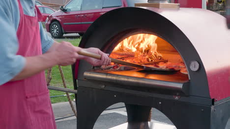 Pizzas-Cocinadas-En-Horno-De-Leña-En-El-Mercado-Nocturno.