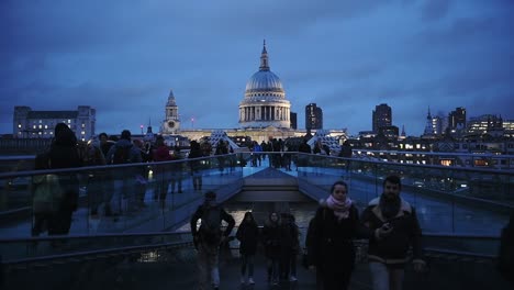 Gente-Caminando-En-El-Puente-Del-Milenio-En-Londres,-Reino-Unido-Al-Atardecer-Con-La-Famosa-Catedral-De-San-Pablo-Al-Fondo---Toma-Amplia