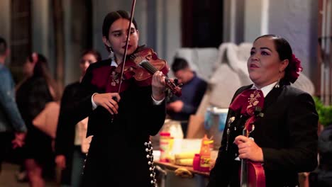 Broll-De-Mariachi-Callejero,-Concierto-Típico-Mexicano-En-Una-Calle-Con-Mujeres-Tocando-El-Violín.