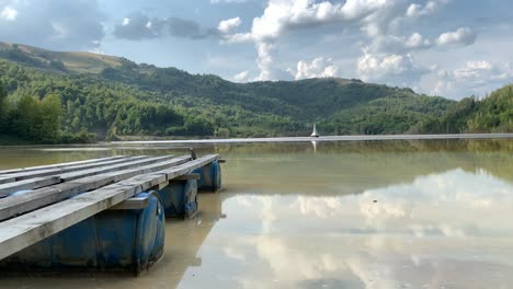 Una-Vista-Del-Lago-Que-Tiene-Agua-De-Barro-Y-Con-La-Antigua-Iglesia-Hundida-En-La-Parte-Trasera-En-Rosia-Montana-En-Un-Día-Soleado