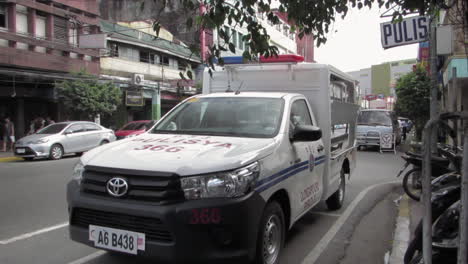 Móvil-De-La-Policía-Nacional-Filipina-Estacionado-En-Una-De-Las-Calles-De-La-Ciudad-De-Olongapo,-Filipinas