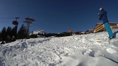 Lustige-Jugendliche-Scheitern-Im-Winterwunderland