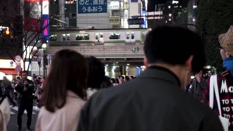 Shibuya-Überfahrt-Bei-Nacht-Mit-Dem-Zug