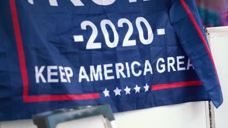 Der-Trump-Slogan-„Keep-America-Great“-Ist-In-Einer-Flagge-Gedruckt-Und-Bewegt-Sich-Mit-Dem-Wind-Für-Die-US-Wahl