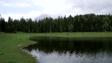 El-Lottensee-En-Austria-Con-Una-Montaña-Al-Fondo.