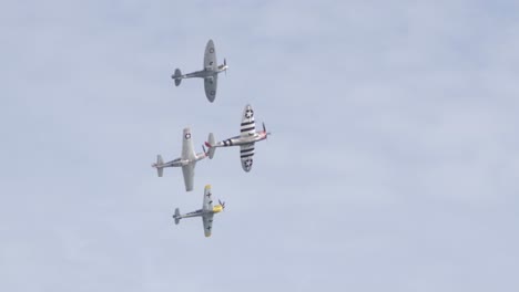 P-Fifty-One-Mustang,-Spitfire,-Japanese-Zero-Und-Messerschmitt-BF-Banking-Beim-Gleichzeitigen-Fliegen