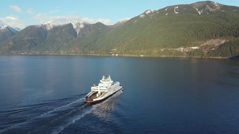 Antena-Del-Ferry-Bc-Ferries-Moviéndose-Hacia-Un-Hermoso-Paisaje-Montañoso-Cubierto-De-Nieve