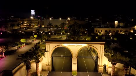 Vista-Aérea-Nocturna-Volando-Sobre-El-Lote-De-Estudio-De-Cine-Melrose-Gate-Iluminado-De-Paramount-Pictures,-Los-Ángeles,-California