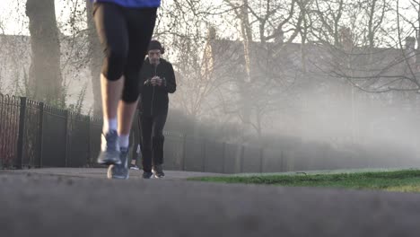 Drei-Männer-Laufen-Am-Frühen-Kalten-Und-Nebligen-Morgen-Durch-Den-Park