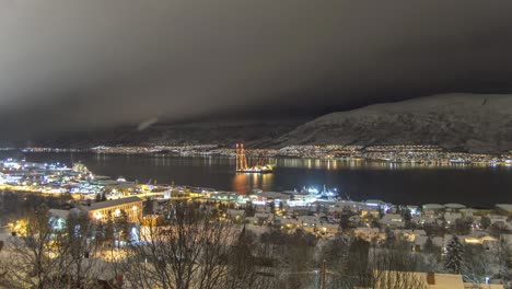 Zeitrafferaufnahme-Des-Schwergutschiffs-Gulliver-In-Tromsø,-Norwegen,-Wie-Es-Sich-Darauf-Vorbereitet,-Den-Russischen-Trawler-„Bukhta-Naezdnik“-Aus-Dem-Meer-Zu-Holen,-Der-Zu-Brennen-Begann-Und-Dann-Sank