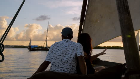 Una-Pareja-Contempla-La-Puesta-De-Sol-Mientras-Navega-En-Un-Barco-Tradicional-Swahili-Dhow-En-Lamu,-Kenia