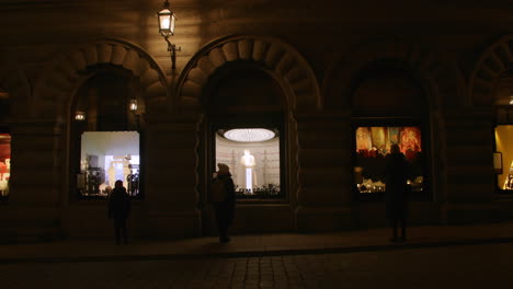 3D-moving-window-display-about-history-in-Gamla-Stan-Sweden-Västerlånggatan,-Stockholm,-Sweden