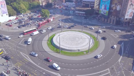 Toma-Aérea-En-órbita-De-4k-De-La-Plaza-Slavija,-Belgrado,-Día-De-Verano