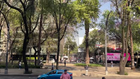 Toma-En-Cámara-Lenta-De-La-Avenida-Paseo-De-La-Reforma-Con-Palmeras