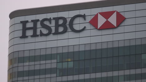 Primer-Plano-Extremo-De-La-Sede-De-HSBC-En-Canary-Wharf,-Londres,-Gran-Bretaña.