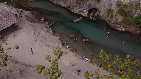 Toma-De-Piscina-Azul-Natural-Con-Turistas-Relajándose-En-Pozuzo,-Perú