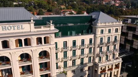 Vista-Aérea-De-Primer-Plano-Del-Drone-Volador-Hacia-Adelante-Del-Hotel-Trieste-Kempinski-Palace,-Italia