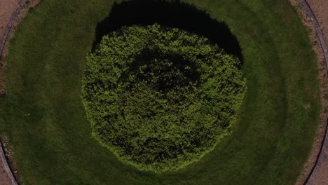 Toma-Aérea-De-La-Mansión-Junto-Al-Lago-Cheltenham-Gloucestershire-Vertical-De-Arriba-Hacia-Abajo-Revela-A-La-Luz-De-La-Mañana