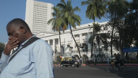 Traffic-across-street-of-The-Asiatic-Society-of-Mumbai-library-at-Town-Hall,-Mumbai,-India