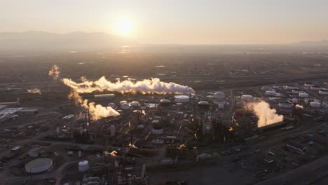 Toma-Aérea-Al-Atardecer-Desde-Una-Refinería-En-Salt-Lake-City,-Utah.