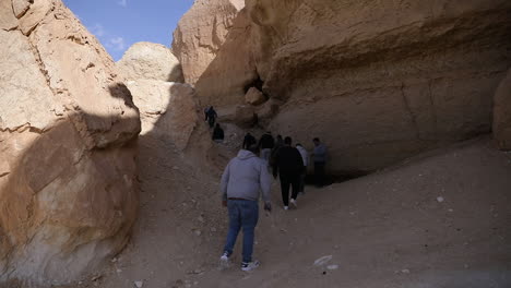 Campers-climbing-the-mountains-in-the-desert---push-in