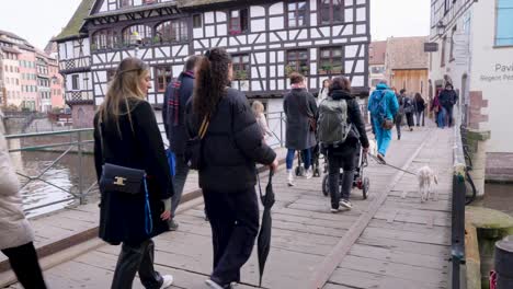 Menschen-überqueren-Die-Fasanenbrücke