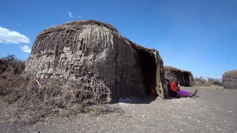 Mitglied-Des-Afrikanischen-Massai-Stammes,-Der-Vor-Der-Hütte-Sitzt