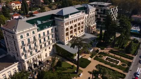 Vista-Aérea-Inclinada-Hacia-Abajo-Del-Drone-Volador-Hacia-Adelante-Del-Hotel-Trieste-Kempinski-Palace,-Italia