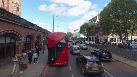 Timelapse-Desde-El-Asiento-Delantero-Del-Autobús-De-Londres-De-Personas,-Autobuses-Y-Tráfico-Con-Vista-A-King&#39;s-Cross,-St-Pancras-Y-Pentonville-Road