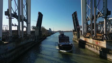 Buque-De-Carga-Completamente-Cargado-Con-Contenedores-Navegando-A-Través-Del-Puente-Levadizo