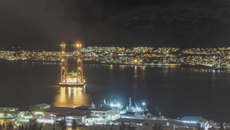 Zeitrafferaufnahme-Des-Schwergutschiffs-Gulliver-In-Tromsø,-Norwegen,-Wie-Es-Sich-Darauf-Vorbereitet,-Den-Russischen-Trawler-„Bukhta-Naezdnik“-Aus-Dem-Meer-Zu-Holen,-Der-Zu-Brennen-Begann-Und-Dann-Sank