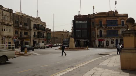 Blick-Auf-Die-Straße-Vor-Der-Berühmten-Mosta-Rotunde