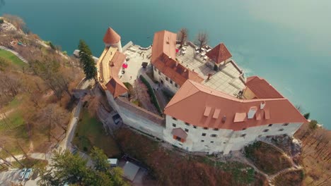 Drone-Lado-Izquierdo-Giratorio-Ojo-De-Pájaro-Vista-Voladora-Del-Castillo-Del-Lago-Bled-En-El-Acantilado