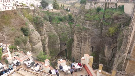 Restaurant-Mit-Blick-Auf-Die-Neue-Brücke-über-Der-Schlucht-El-Tajo