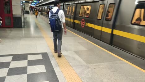 U-Bahn-Züge-Kommen-Und-Gehen,-Delhi